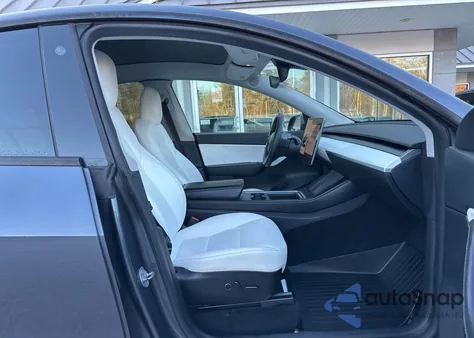 2021 Tesla Model Y Long Range Dual Motor All-Wheel Drive z USA, uszkodzony, nr VIN 5YJYGAEE3MF144318